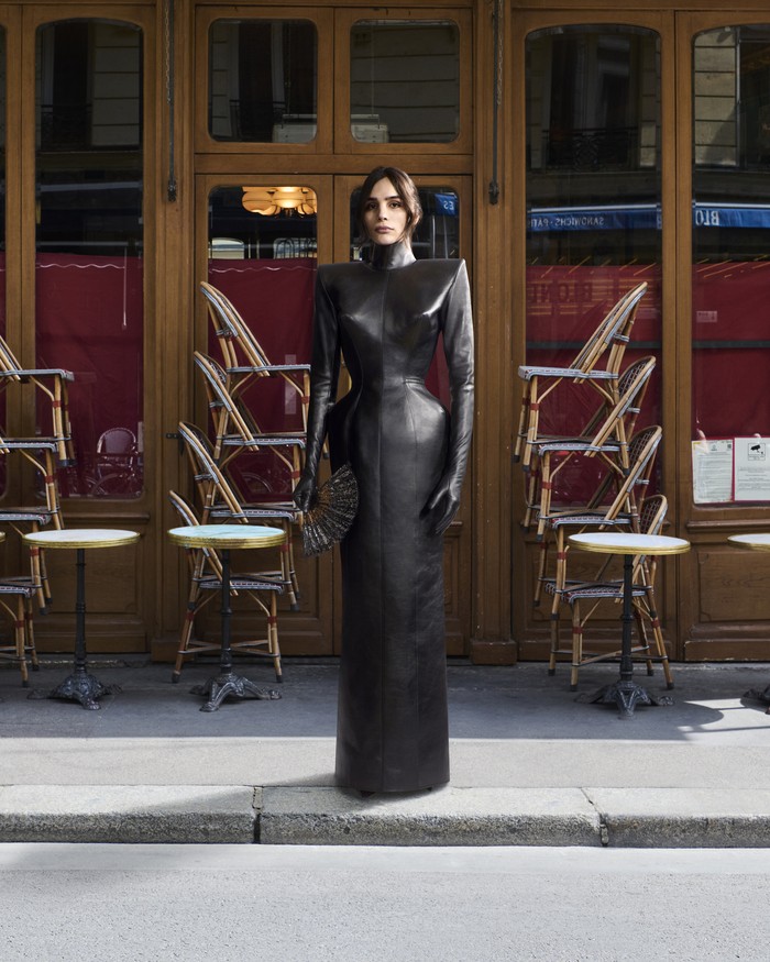 Inspirasi juga didapatkan dari hal-hal personal dalam hidup Gvasalia. Taplak meja di dapur nenek dalam ingatan masa kecilnya dihidupkan sebagai motif flora terbuat dari sequin pada skirt suit dan tas. Selain itu, ada pula karya yang mereferensi busana orisinal Cristóbal Balenciaga/ Foto: Dok. Balenciaga/TBULLER