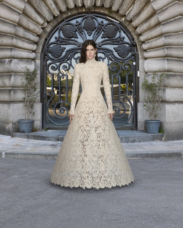 Menutup peragaan busana adalah Guipure lace gown dengan struktur dibentuk menggunakan teknik millinery. Bagi Gvasalia, gaun ini adalah