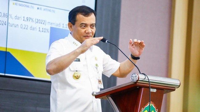 Gubernur Jateng Komitmen Perbanyak Program Graduasi Warga Miskin Gubernur Jateng, Ahmad Luthfi, berkomitmen memperbanyak program graduasi untuk mengangkat warga miskin ekstrem, dorong kerja sama dan data valid.