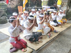 Bupati Badung Serahkan Rp 20 Juta untuk Karya Agung Mamungkah di Mambal