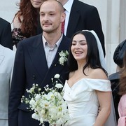 Deretan Artis Pakai Gaun Pengantin Vivienne Westwood di Pernikahannya, Terbaru Charli XCX