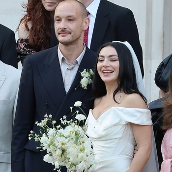 Deretan Artis Pakai Gaun Pengantin Vivienne Westwood di Pernikahannya, Terbaru Charli XCX