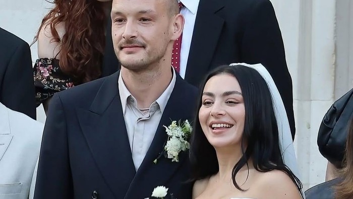img-title Deretan Artis Pakai Gaun Pengantin Vivienne Westwood di Pernikahannya, Terbaru Charli XCX