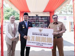 Gubernur Sulsel Salurkan Bantuan Rp 20 M untuk Bedah Rumah-UMKM di Takalar