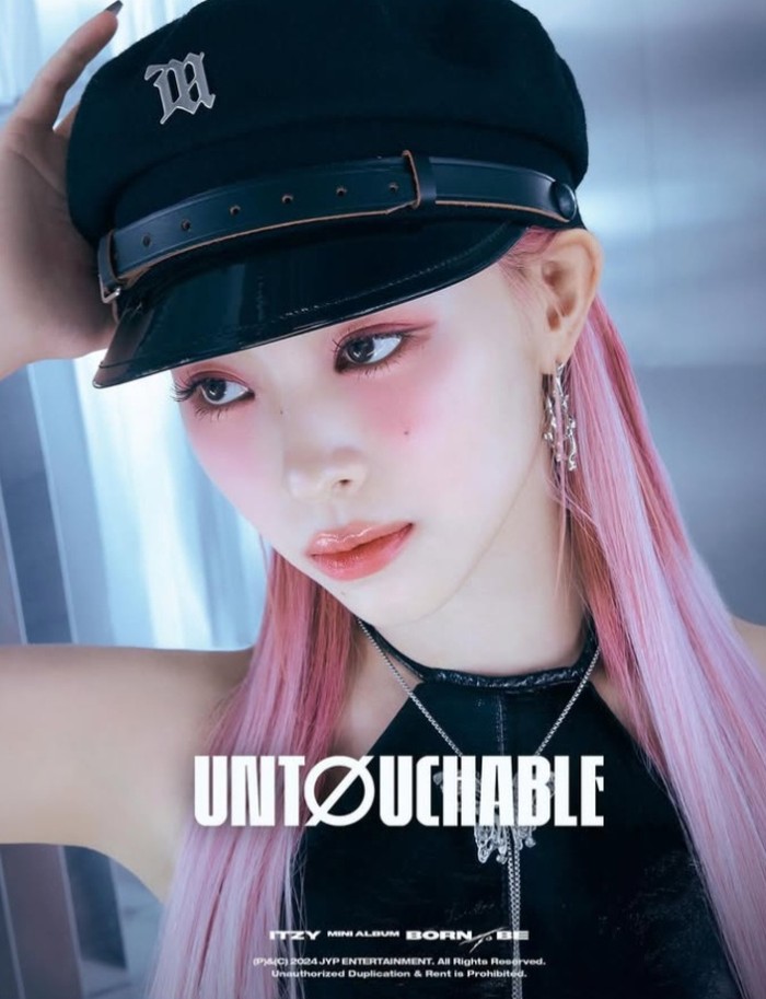 Identik dengan rambut pendek hitam sejak debut, Ryuzin 'ITZY' mengejutkan penggemar dengan tampilan rambut pink panjang pada album 'Born to Be' pada 2024 lalu/Foto: instagram.com/itzy.all.in.us
