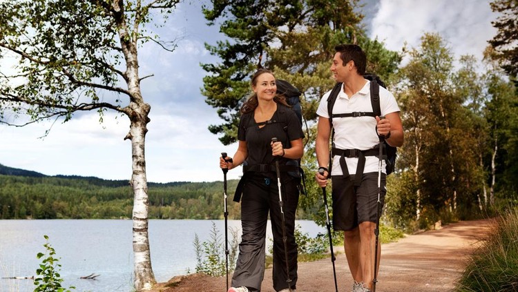 Ilustrasi jalan kaki nordik A couple walking on trail with backpacks