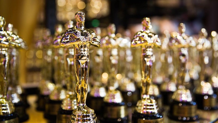 Ilustrasi Piala Oscar Hollywood, CA/ USA - July 26, 2018: Oscar golden award in a souvenir store on Hollywood Boulevard. Success and victory concept