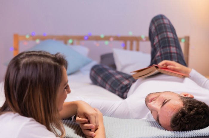 Ngobrol di malam hari/Foto: freepik.com/freepik