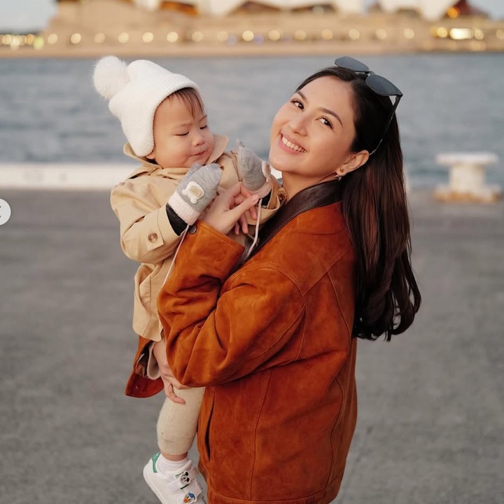 <p>Jessica Mila kini tengah menikmati peran barunya sebagai seorang ibu dari Si Kecil Baby Kyarra Arunika Hasibuan yang lahir pada 20 Maret 2024. Meski sempat mendapat komentar negatif soal perubahan bentuk tubuhnya setelah menikah dan melahirkan, Jessica memilih untuk tetap tenang dan fokus pada hal yang paling penting saat ini adalah menyusui dan merawat bayinya.<br /><br />&ldquo;Menurut aku ya normal-normal aja ya namanya juga ngurusin anak, apalagi aku masih menyusui dan menyusui direct juga jadi ya kadang2 emang enggak ada waktu untuk siap-siap, energi juga habis,&rdquo; ujar Jessica dalam channel YouTube Insertlive. Foto: Instagram/@jscmila</p>