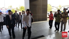 Jokowi Bawa Ijazah SD Hingga S1 UGM ke Polresta Solo