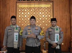 Momen Haru 2 Polisi Teladan Blitar Diberi Kapolres Hadiah Umrah