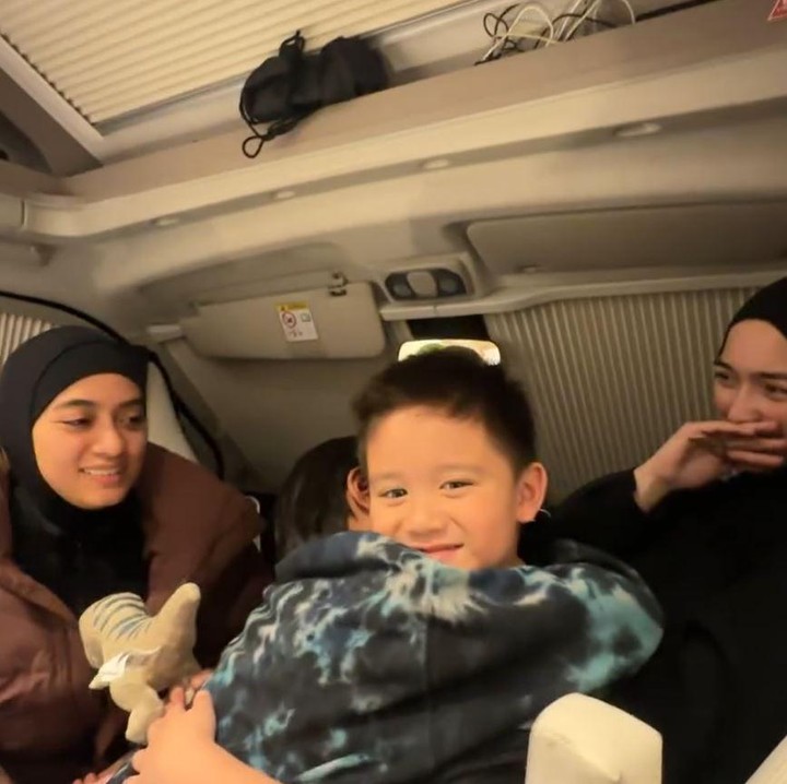 <p>Ditto membagikan potret kebersamaan keluarganya saat campervan bareng keluarga Citra Kirana. Ayah satu anak ini juga menceritakan kedekatan yang terjalin antara keluarganya dan keluarga Citra sepanjang trip bersama. "Kenal mereka tapi yang gak deket banget gtu juga, Tapi skrng jadi Keluarga Bonding baru kita hahahha. Nah Kadang abis campervan bareng tuh langsung bonding," tulisnya. (Foto: Instagram @dittopercussion)</p>
