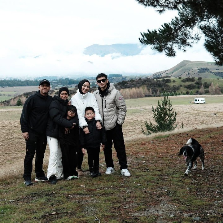 <p>Keluarga Citra Kirana dan Ayudia Bing Slamet belum lama ini melakukan trip campervan bareng ke Selandia Baru. Citra pergi bersama sang suami Rezky Adhitya dan putranya Keene Atharrazaka Aditya atau Athar. Sementara itu, Ayudia Bing Slamet bersama suaminya Ditto Percussion dan sang putra Dia Sekala Bumi atau Sekala. (Foto: Instagram @dittopercussion)</p>
