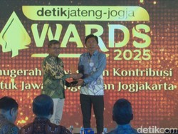 Legislator Jateng Ferry Wawan Cahyono Terima detikJateng-Jogja Awards 2025