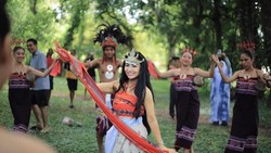 img-title Gaya Kris Dayanti Pakai Baju Adat Timor Leste