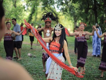 Gaya Kris Dayanti Pakai Baju Adat Timor Leste