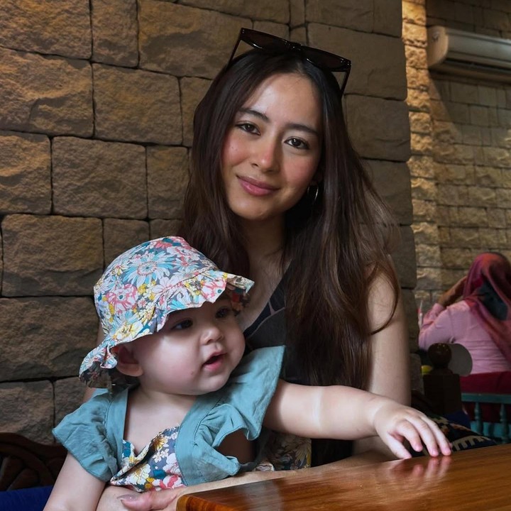 <p>Kebahagiaan tengah menyelimuti Laura Theux yang baru saja menyelesaikan pendidikan sarjana psikolognya di Universitas Mercu Buana. Momen itu dibagikan langsung oleh Laura melalui beberapa foto yang diunggah di akun Instagram. (Foto: Instagram@laura_theux)</p>