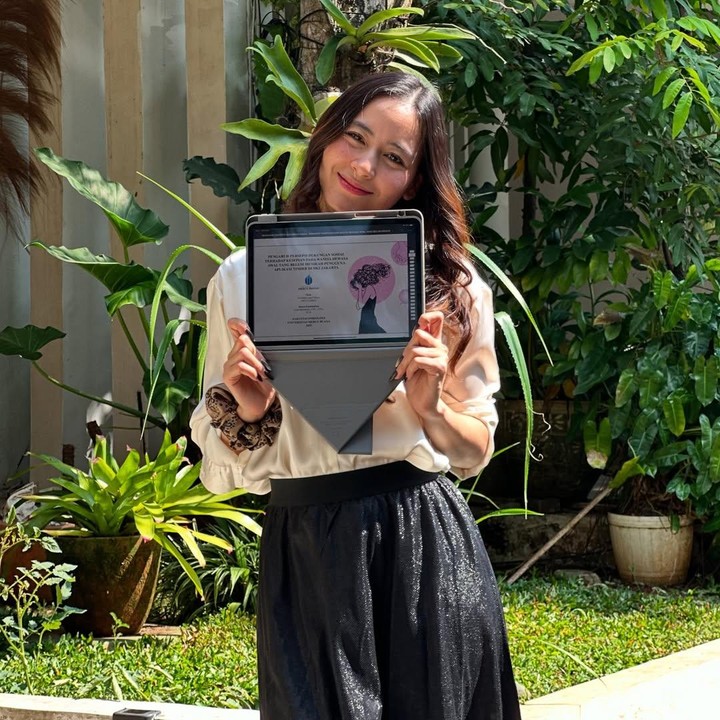 <p>Meskipun mengaku sempat ingin menyerah, perempuan 29 tahun ini tetap bangkit untuk berjuang. “Walaupun dua minggu lalu sempat nangis hampir nyerah. Tapi Laura bisa bangkit lagi,” ungkapnya. (Foto: Instagram@laura_theux)</p>