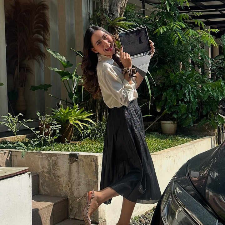 <p><em>Postingan </em>itu pun langsung diramaikan komentar netizen hingga rekan artis yang turut memberikan ucapan selamat. “<em>Congratss</em> babeeeee!!!<em> proud of youuuuuuuu</em>,” tulis Ranty Maria. “Yass congrats mama,” tulis Haviza Devianjani. “Selamat dan sukses Mami Victoria cantik,” tulis akun <em>@dewinury****. </em>(Foto: Instagram@laura_theux)</p>