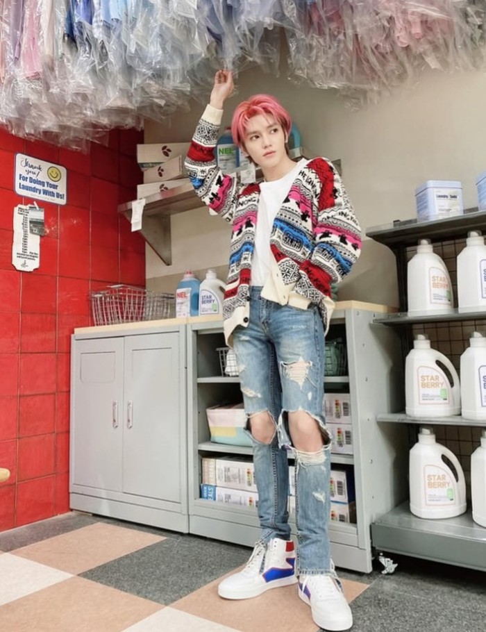 Leader NCT, Lee Taeyong, tampil dengan rambut pink saat promosi lagu ‘Cherry Bomb’. Namun, saat promosi album solo pertamanya, Taeyong juga sempat tampil dengan rambut pink/Foto: instagram.com/taexo_nct