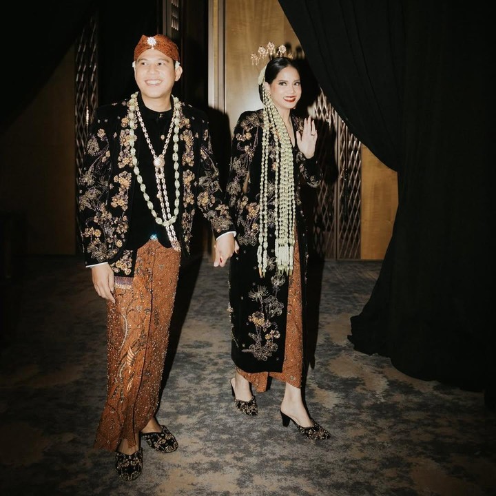 <p>Anindyo Baskoro atau dikenal dengan nama Nino RAN resmi menikah dengan Dhabitannisa Auni atau Ica pada 20 September 2024. Setelah menikah, Nino sering membagikan momen romantisnya bersama sang istri yang berprofesi sebagai dokter gigi di media sosial. (Foto: Instagram @ninokayam)</p>