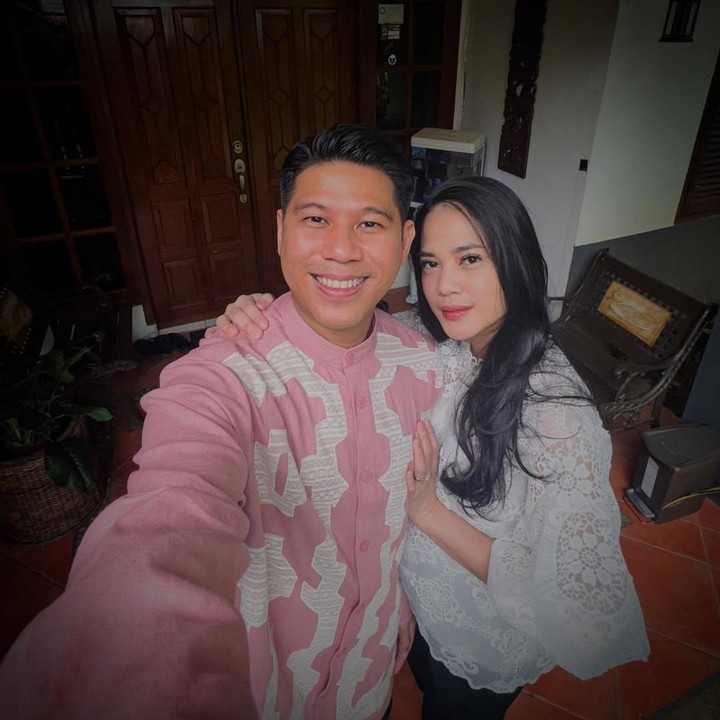 <p>Nino juga sempat mengunggah foto saat merayakan Hari Raya Idul Fitri pertamanya bersama sang istri. Nino terlihat begitu bahagia bisa menjalani Lebaran pertamanya dengan status baru. (Foto: Instagram @ninokayam)</p>