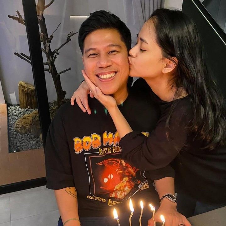 <p>Beberapa waktu lalu, Nino sempat memamerkan momen romantisnya saat merayakan ulang tahun pertama setelah menikah. Di hari spesial itu, Nino mengungkap doa dan harapan untuk keluarga kecilnya. "Ulang tahun perdana dengan tanggung jawab baru. Meskipun doanya setiap tahun ga cuma untuk diri sendiri, tapi kali ini kutambah juga untuk keluarga kecilku. Semoga semua hal baik datang bagi semua yang kusayangi &amp; menyayangi aku," tulisnya di Instagram. (Foto: Instagram @ninokayam)</p>