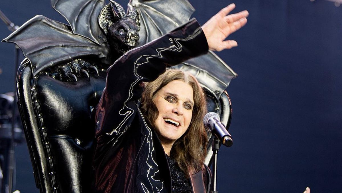 Ribuan Orang Padati Jalanan Birmingham Jelang Pemakaman Ozzy Osbourne