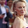 FOTO: Pesona Pamela Anderson Tanpa Makeup di Premiere The Naked Gun