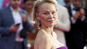 FOTO: Pesona Pamela Anderson Tanpa Makeup di Premiere The Naked Gun