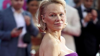 FOTO: Pesona Pamela Anderson Tanpa Makeup di Premiere The Naked Gun