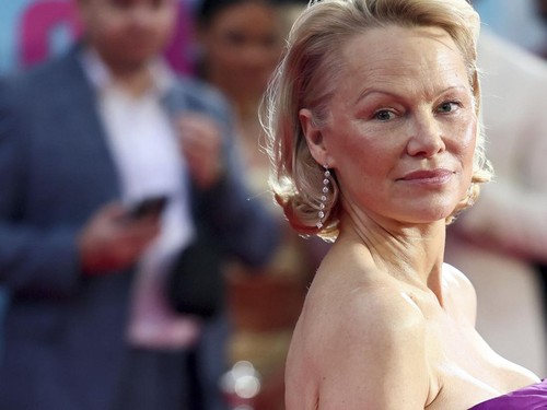 FOTO: Pesona Pamela Anderson Tanpa Makeup di Premiere The Naked Gun