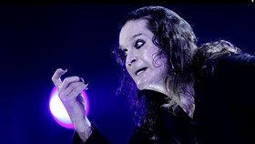 FOTO: Kidung Terakhir Sang Prince of Darkness di Atas Panggung