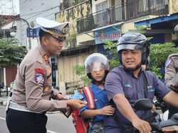 Pengendara Tertib di Ponorogo Dapat Cinderamata dari Polisi