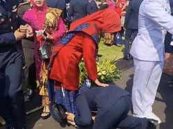 Momen Peraih Adhi Makayasa TNI AU Cium Kaki Ibu Usai Dilantik Prabowo