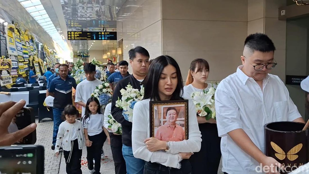 Sarwendah saat ditemui di Rumah Duka Grand Heaven&comma; Pluit&comma; Jakarta Utara&comma; Rabu &lpar;23&sol;7&sol;2025&rpar;&period;