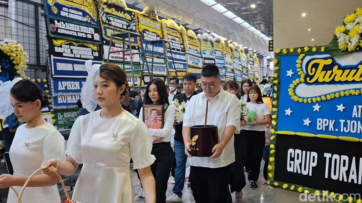 Sarwendah saat ditemui di Rumah Duka Grand Heaven&comma; Pluit&comma; Jakarta Utara&comma; Rabu &lpar;23&sol;7&sol;2025&rpar;&period;