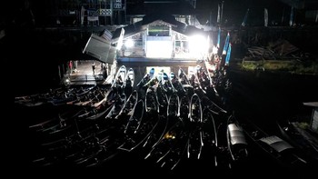 FOTO: Seru Nonton Film Bioskop Terapung di Atas Sampan