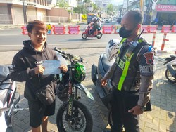 Pelanggaran Tak Pakai Helm Banyak Ditemukan Saat Ops Patuh Semeru di Batu