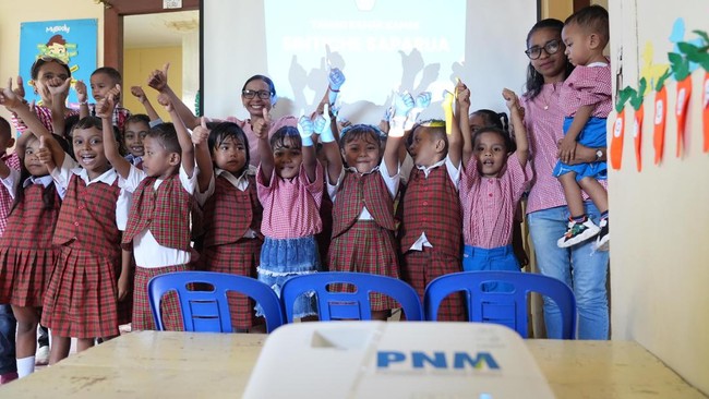 Beasiswa PNM Dukung Pendidikan Ribuan Anak Nasabah PNM Mekaar Sebanyak 2.800 anak dari nasabah PNM Mekaar di seluruh Indonesia telah menerima beasiswa pendidikan, mulai dari jenjang SD, Sekolah Luar Biasa (SLB), hingga S1.
