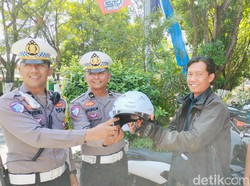 Ada Hadiah Unik untuk Pengendara Tertib Berlalu Lintas di Magetan