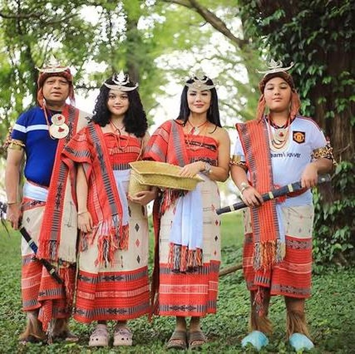 <p>Mereka pun kompak mengenakan kain tais, kain tenun tradisional khas Timor Leste yang identik dengan warna cerah. "Bom dia," tulis Krisdayanti lewat unggahan Instagramnya, Rabu (23/07/2025). (Foto: Instagram @krisdayantilemos)</p>