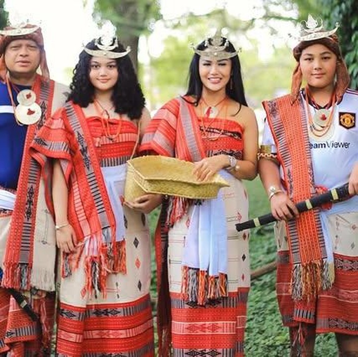 <p>Krisdayanti, penyanyi bersuara emas yang dijuluki Diva Indonesia, memang selalu berhasil mencuri perhatian warganet. Di tahun 2011, ia menikah dengan Raul Lemos, laki-laki berdarah Timor Leste. Dari pernikahan tersebut, lahirlah dua anak yang kini tumbuh menjadi anak yang manis dan menawan, yaitu Ariannha Amora Lemos dan Kellen Alexander Lemos. (Foto: Instagram @krisdayantilemos)</p>