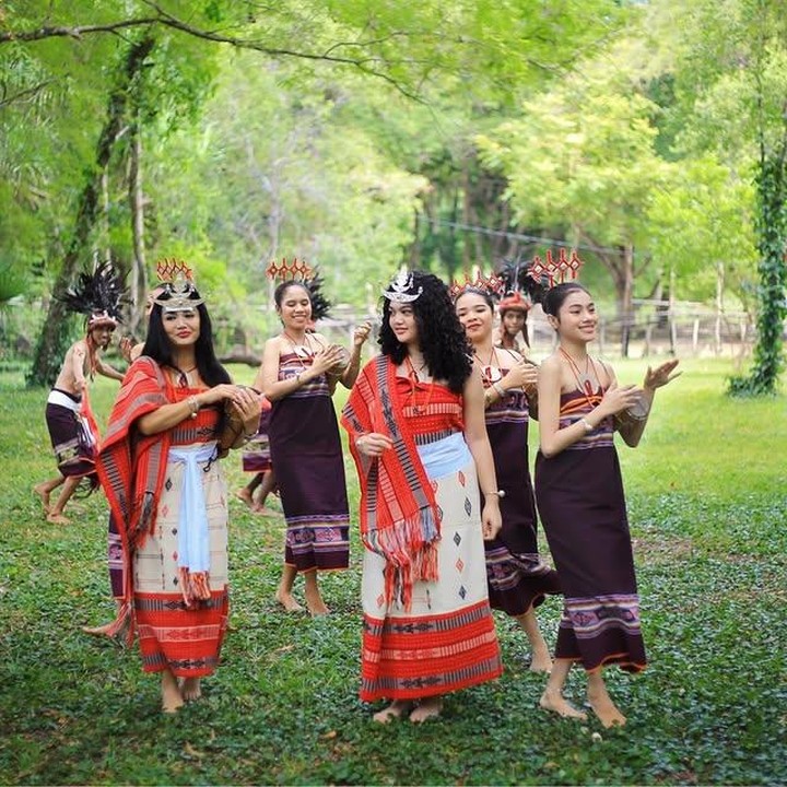 <p>Dalam potret ini, tampak Krisdayanti dan putrinya, Amora, memilih gaya feminin dengan kemben dan bawahan <em>beige</em> yang dihiasi belt kain putih. Tak hanya itu, Krisdayanti juga melengkapi tampilannya dengan aksesori khas perempuan Timor Leste. Sementara Amora, tampak cantik dengan selendang tenun berwarna oranye dengan kaibauk serupa dengan sang Bunda. (Foto: Instagram @krisdayantilemos)</p>