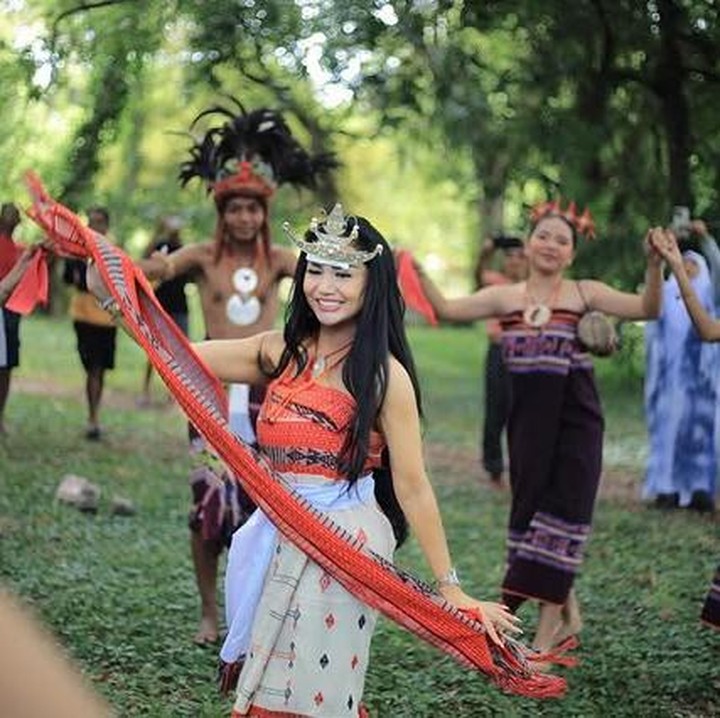 <p>Menariknya lagi, Krisdayanti juga asyik ikut menari sambil membiarkan rambutnya terurai. Gerakannya yang luwes bikin auranya kelihatan anggun dan percaya diri ya, Bunda! (Foto: Instagram @krisdayantilemos)</p>