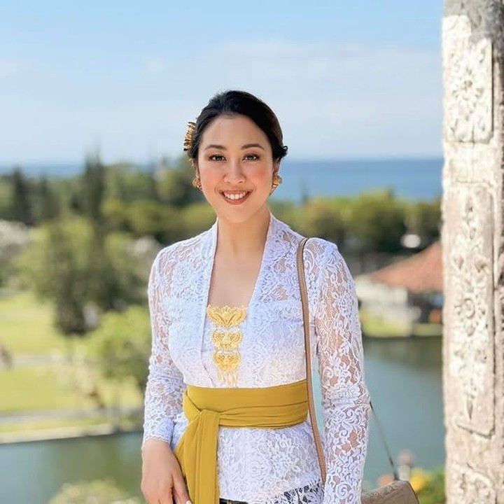 <p>Dalam kesempatan tersebut, Sherina tampil anggun mengenakan kebaya putih rancangan Desak Made Arisanthi Dewi dari <em>Instagram@gsmode_bysakdek</em>, lengkap dengan belt berwarna emas dan riasan rambut sanggul karya Tirta Harum. Tampilan yang sederhana itu pun berhasil mencuri perhatian warganet. (Foto: Instagram @sherinamunaf)</p>