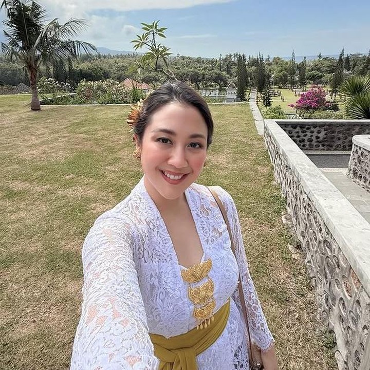 <p>Lewat akun Instagramnya, Sherina mengungkapkan rasa syukur bisa menjadi bagian dari acara tersebut. &ldquo;Terima kasih Mas @dewandra dan mba @mettadjelantik kami beruntung bisa menyaksikan rangkaian acaranya yang magis, keindahan budaya dan kesenian Karangasem Bali," tulisnya, Rabu (23/07/2025). (Foto: Instagram @sherinamunaf)</p>