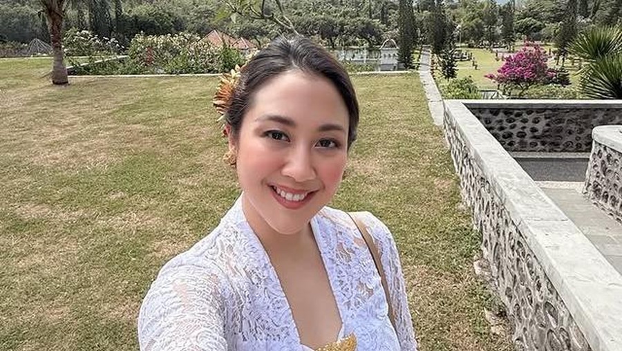 Potret Sherina Kenakan Kebaya Bali Ikuti Upacara Sakral di Pulau Dewata Potret Sherina Kenakan Kebaya Bali Ikuti Upacara Sakral di Pulau Dewata