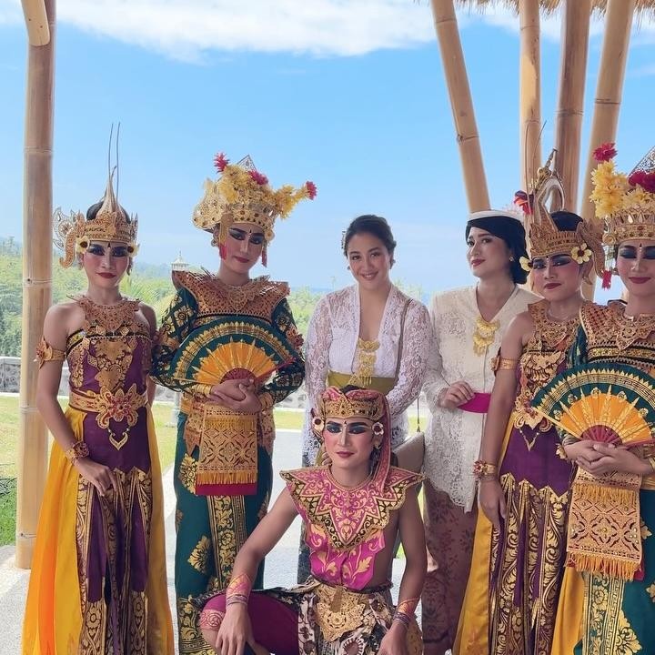 <p>Tidak hanya itu, Sherina juga membagikan pengalamannya saat berada di lokasi. &ldquo;Masih terngiang-ngiang momen menikmati cantiknya arsitektur dan pemandangan @tamansoekasadaujung di hari yang cerah namun sejuk, diiringi alunan merdu para musisi gamelan, cerita-cerita sejarah dan budaya antar rekan-rekan seniman, serta air kelapa segar terenak yang pernah kucoba," lanjut Sherina. (Foto: Instagram @sherinamunaf)</p>