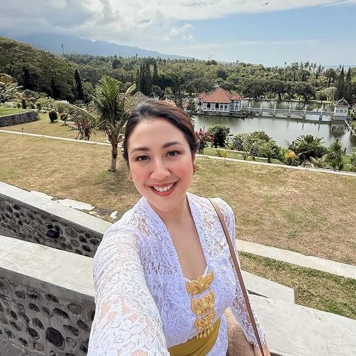 <p>Sherina juga terlihat antusias saat membahas busana yang dikenakannya. Ia memuji kebaya dan gaya rambut yang membuat penampilannya terasa begitu spesial. &ldquo;Senang sekali bisa mengenakan kebaya indah karya @sakdek @gsmode_bysakdek dan riasan rambut cantiknya @tirta_harum. Terima kasih,&rdquo; tambahnya. (Foto: Instagram @sherinamunaf)</p>